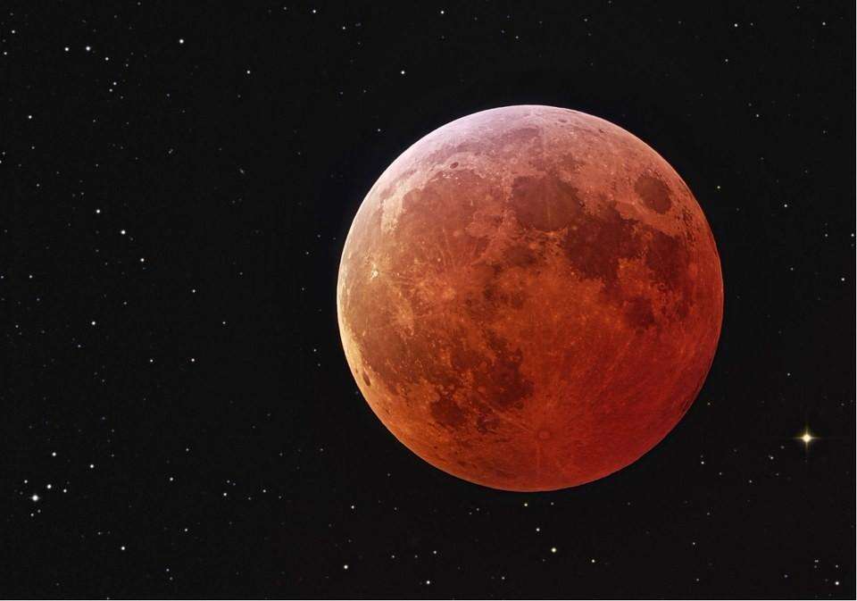 月全食，红月亮，像太阳！